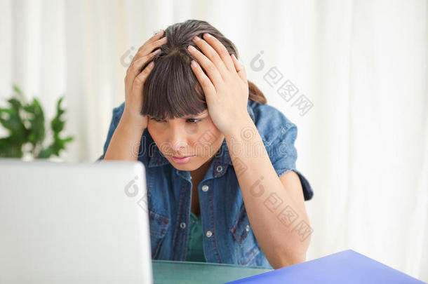沮丧的学生看着她的电脑