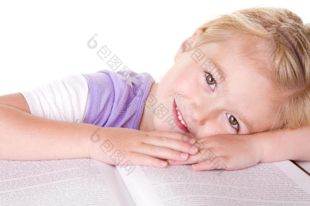 <strong>学前班</strong>女孩躺在大本书上
