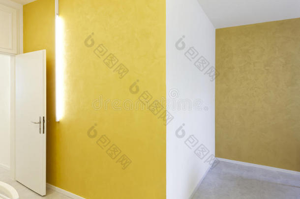 黄色墙壁和霓虹灯