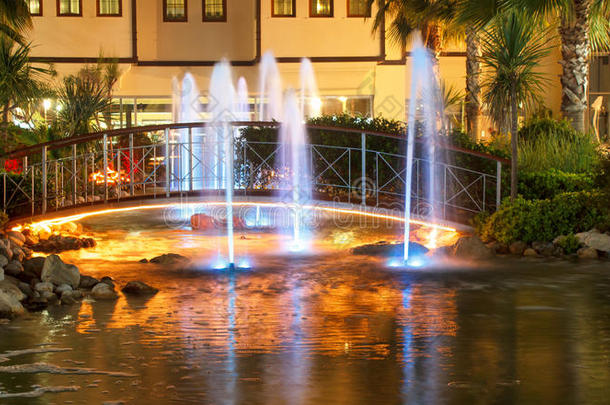 豪华五星级酒店的夜间喷泉