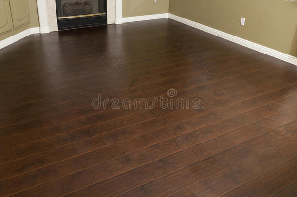 棕色强化木地板的空房间