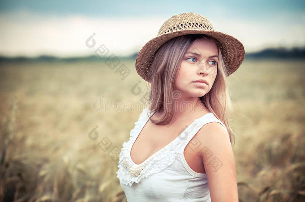 戴草帽的农村姑娘