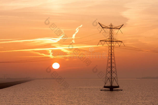 用电塔在海上日出