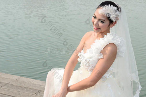 穿着新娘白礼服的漂亮女孩