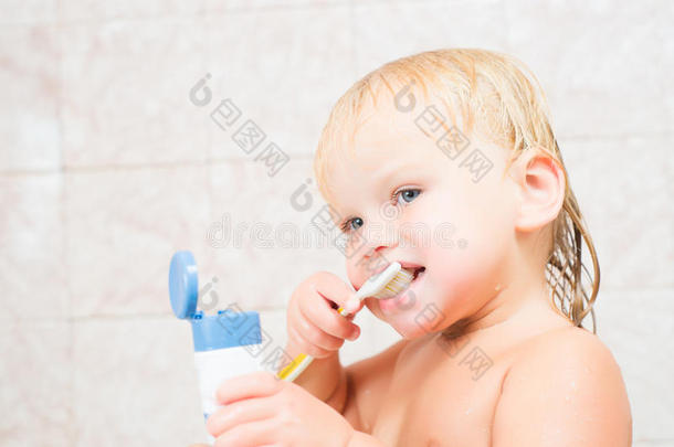 可爱宝宝洗澡刷牙