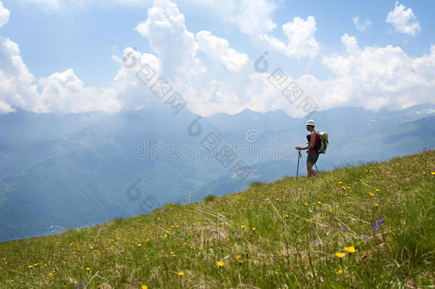 在阿尔卑斯山徒步旅行