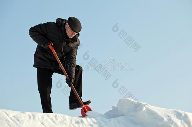 用红<strong>铲</strong>子<strong>铲雪</strong>的人