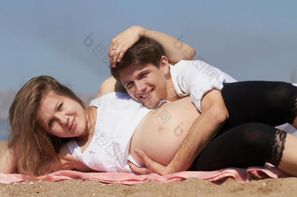 幸福怀孕的女孩和她亲爱的丈夫
