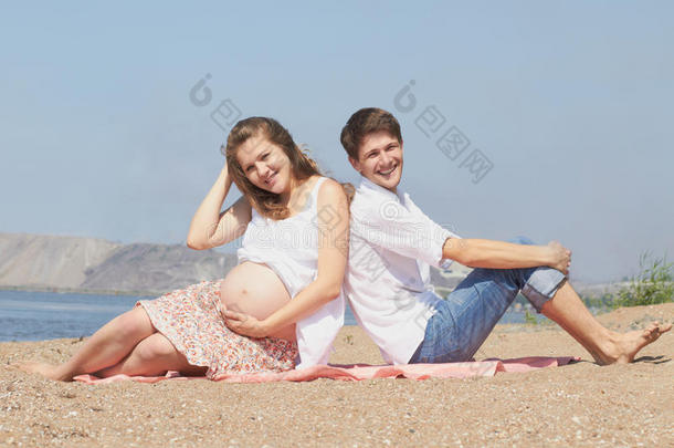 海上幸福的年轻怀孕家庭