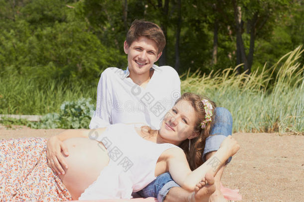 幸福怀孕的女孩和她亲爱的丈夫