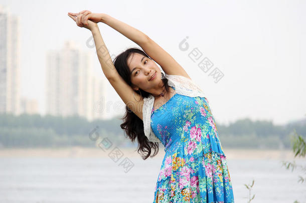 亚洲女孩做<strong>瑜伽</strong>