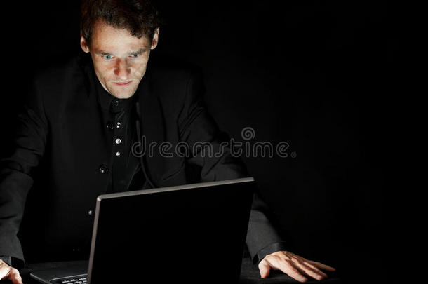黑屋子里有笔记本电脑的黑客