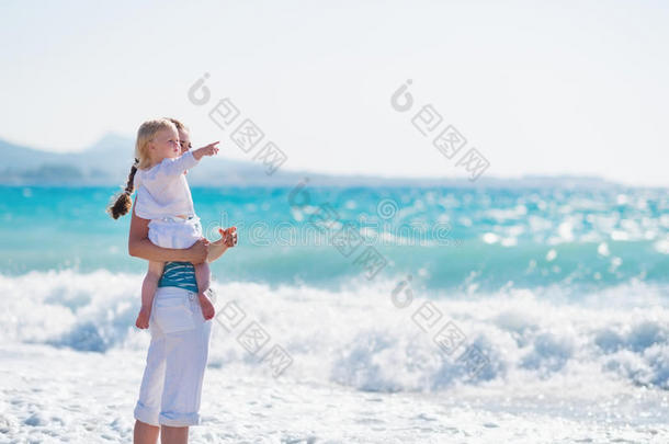 妈妈在海边，宝宝指着复印空间