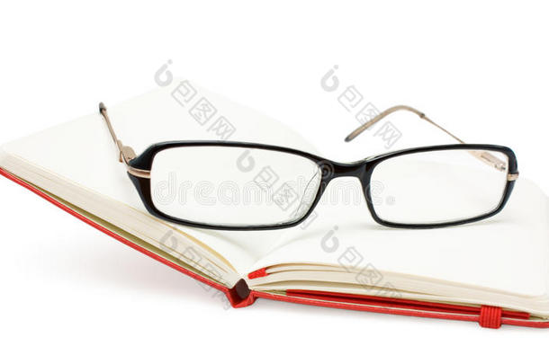 打开笔记本和白色隔离眼镜