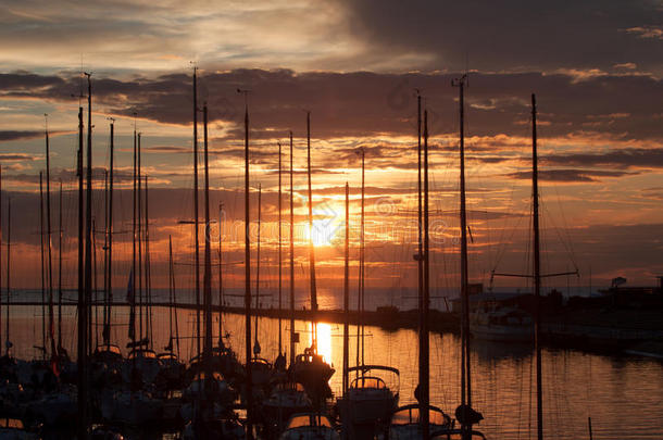 夕阳下港湾的帆船