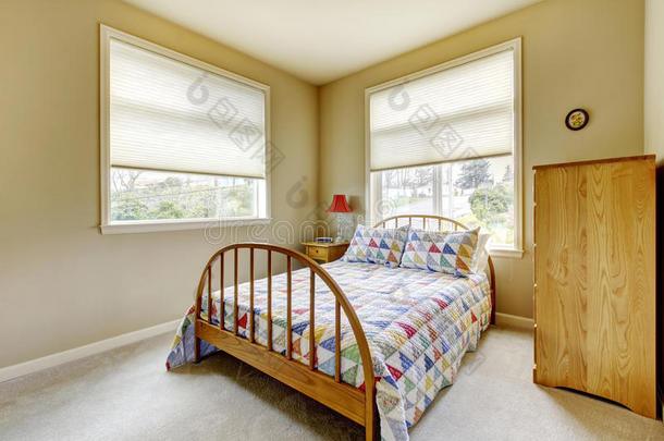 简陋的客房，木质的旧床。