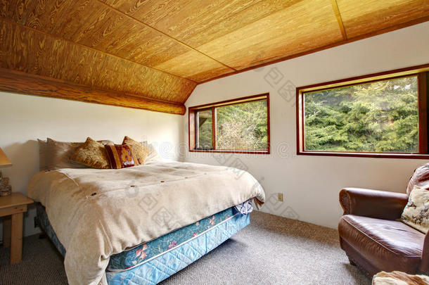 带木质天花板和木质景观的牛仔卧室。
