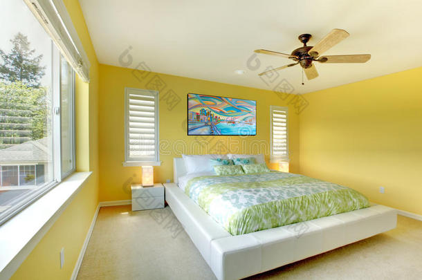 黄色现代卧室，白色床。