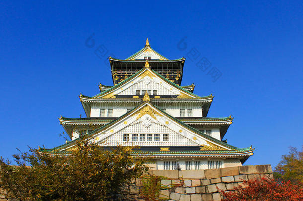 日本大阪城堡与蓝天