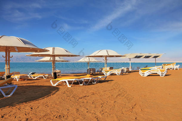 有沙滩伞和沙滩躺椅的海滩