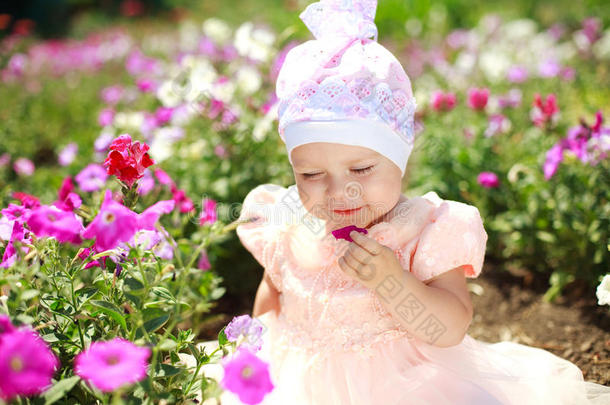 小女孩赏花