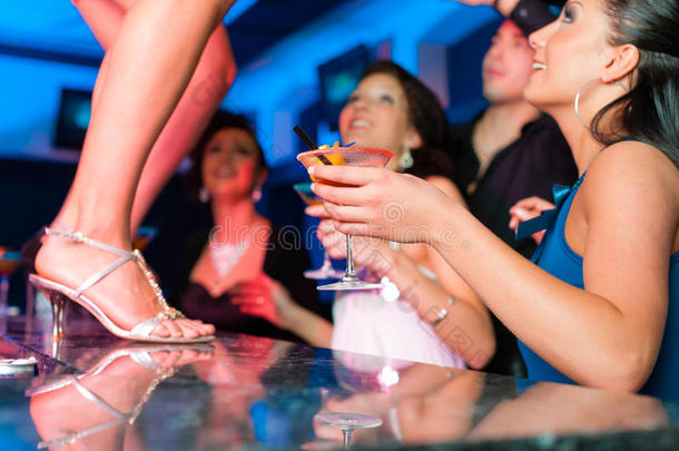 酒吧或俱乐部的女人在桌子上跳舞