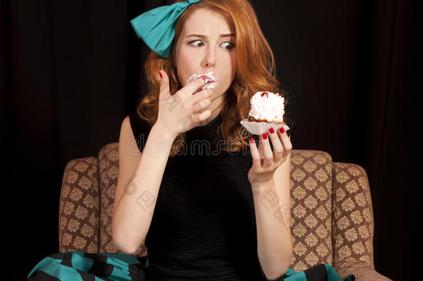 红发女孩偷偷吃蛋糕。