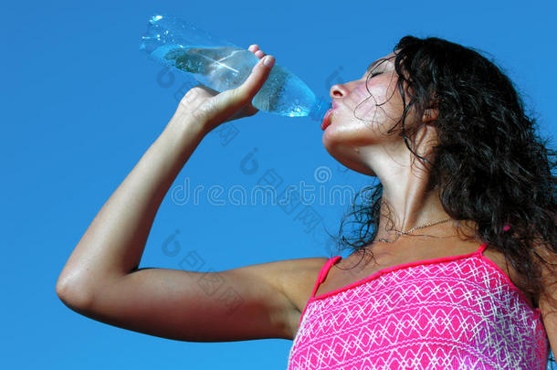 热天喝冷水的年轻女子