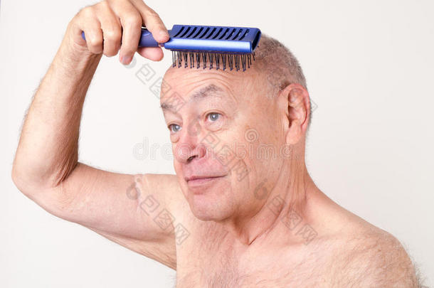 每天梳头秃头男人刷头皮