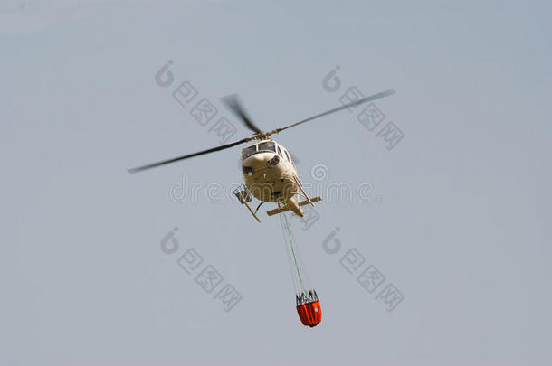 飞行中的消防直升机