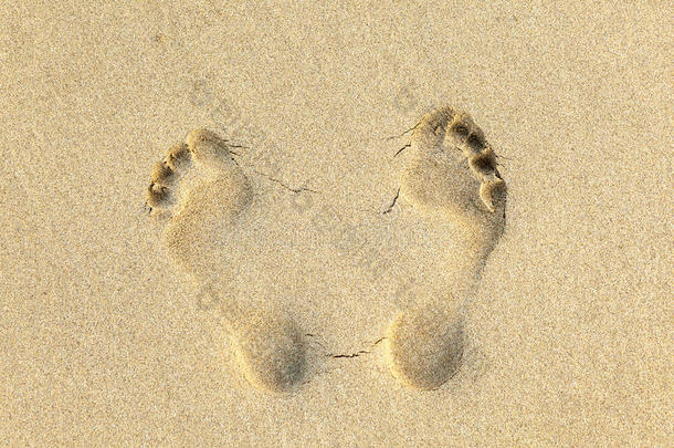 沙滩上沙滩上的人类脚印