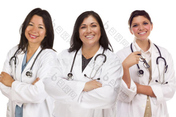 三名西班牙裔女医生或护士穿白色衣服
