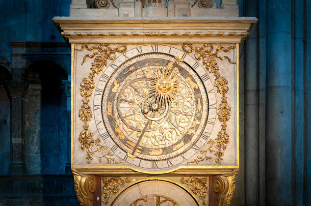 法国里昂的旧金钟。
