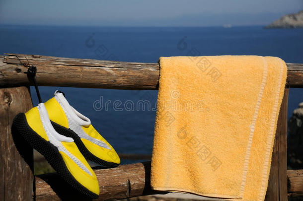 黄色<strong>沙滩鞋</strong>和毛巾