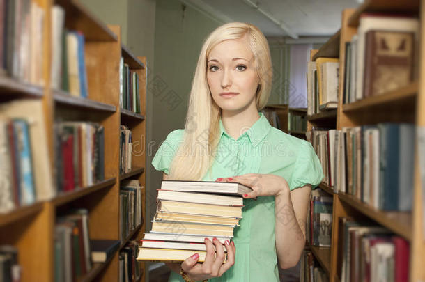 女大学生在图书馆藏书