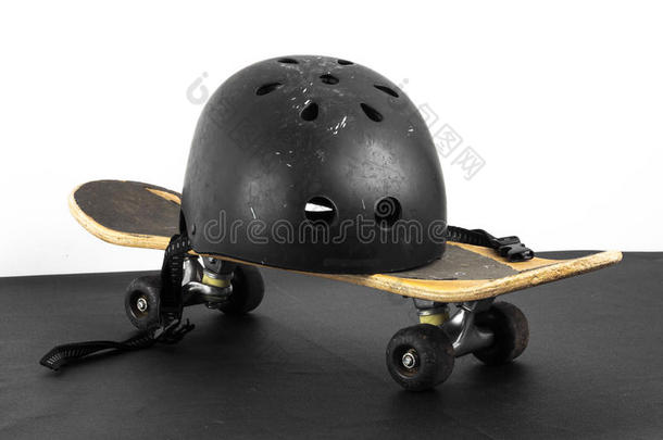 滑板和防护头盔