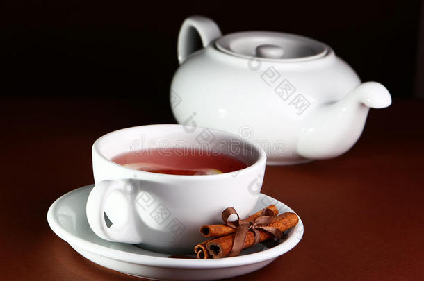 棕色背景的白色茶杯和茶壶
