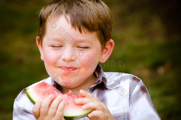 孩子吃西瓜的夏日写真
