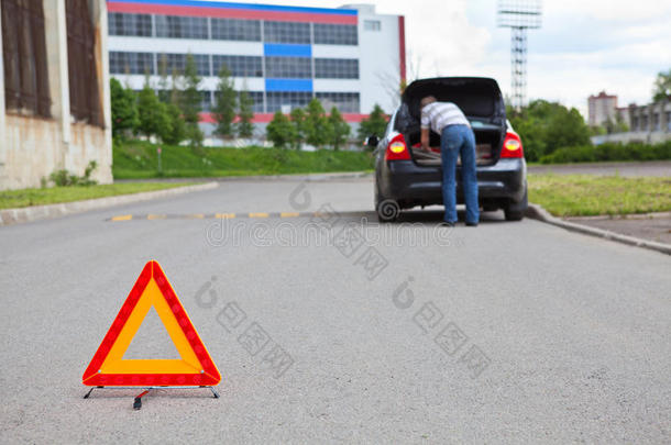 驾驶员在车上的<strong>道路</strong>三角<strong>警示牌</strong>