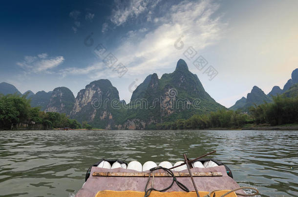 竹筏与喀斯特山地景观