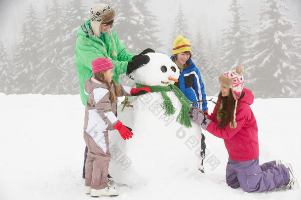 滑雪假期堆雪人的孩子们