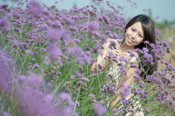 中国年轻女子在辽阔的薰衣草中嬉戏