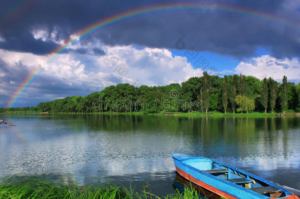 湖上彩虹泛舟