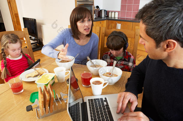 一家人在吃早餐时使用小器具
