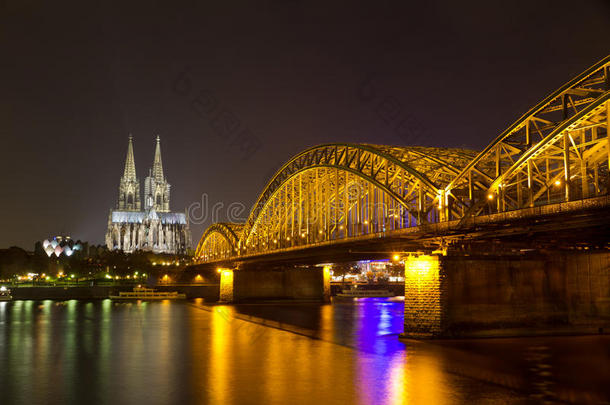 德国科隆（科隆）科隆大教堂和霍恩佐勒恩大桥（hohenzollern bridge at night）