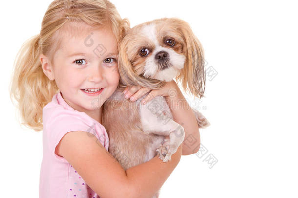 抱着宠物狗的小女孩
