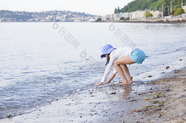 在海边玩耍的小女孩