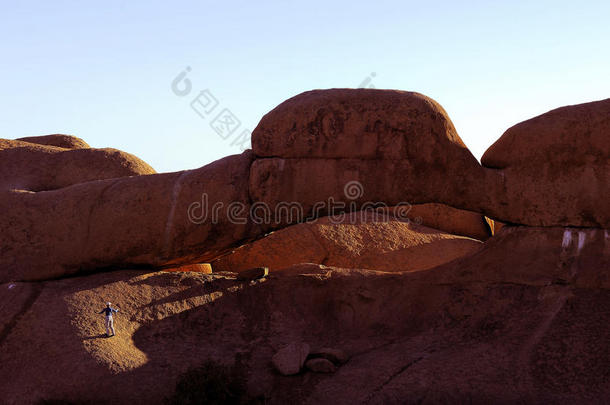 纳米比亚斯皮茨科普自然拱门日落