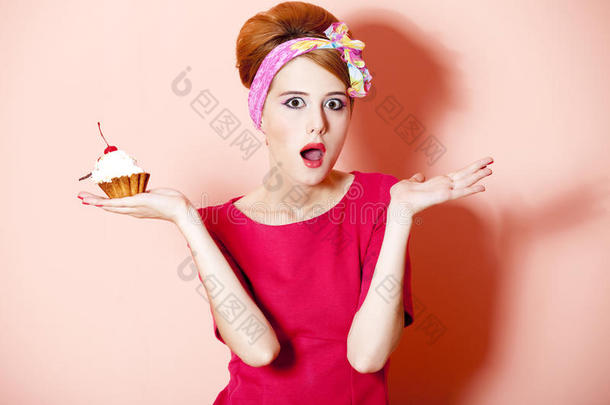 红头发女孩的风格，粉红色背景的蛋糕。