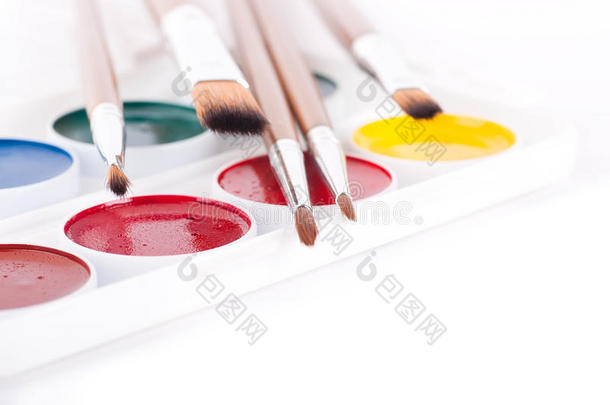 白色的铅笔、油漆和刷子
